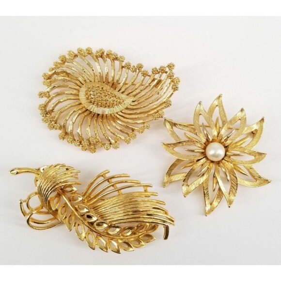 Jewelry - Vintage Lisner Gold-Tone Faux Pearl Floral Costume Brooch Assortment 52.1g